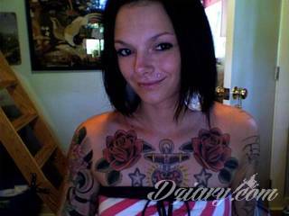 Tatuaż na klatce piersiowej od lat uchodzi za męski symbol, jednak ciekawie zaaranżowane grafiki mogą ozdobić również ciało kobiece. Tego rodzaju tatuaże na piersi z jednej strony są osobiste, ale z drugiej - mogą wyraźnie zwracać uwagę przy odpowiednim wyeksponowaniu.