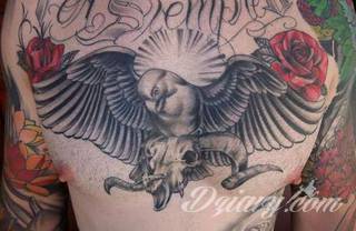 Tatuaż na klatce piersiowej od lat uchodzi za męski symbol, jednak ciekawie zaaranżowane grafiki mogą ozdobić również ciało kobiece. Tego rodzaju tatuaże na piersi z jednej strony są osobiste, ale z drugiej - mogą wyraźnie zwracać uwagę przy odpowiednim wyeksponowaniu.