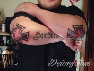 Łokieć to idealne miejsce na niebanalny tatuaż, który dopasowany formą jest do specyfiki tej części ciała. Pajęczyny, równomiernie ułożone okręgi, a czasami niewielka twarz - różnorodność formatów jest imponująca. 