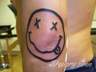 Łokieć to idealne miejsce na niebanalny tatuaż, który dopasowany formą jest do specyfiki tej części ciała. Pajęczyny, równomiernie ułożone okręgi, a czasami niewielka twarz - różnorodność formatów jest imponująca. 