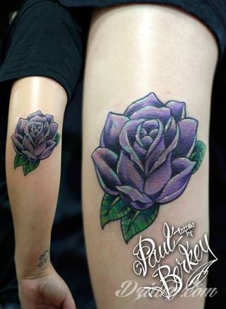 Łokieć to idealne miejsce na niebanalny tatuaż, który dopasowany formą jest do specyfiki tej części ciała. Pajęczyny, równomiernie ułożone okręgi, a czasami niewielka twarz - różnorodność formatów jest imponująca. 