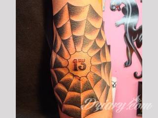 Łokieć to idealne miejsce na niebanalny tatuaż, który dopasowany formą jest do specyfiki tej części ciała. Pajęczyny, równomiernie ułożone okręgi, a czasami niewielka twarz - różnorodność formatów jest imponująca. 