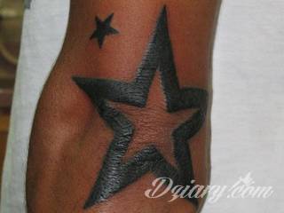 Łokieć to idealne miejsce na niebanalny tatuaż, który dopasowany formą jest do specyfiki tej części ciała. Pajęczyny, równomiernie ułożone okręgi, a czasami niewielka twarz - różnorodność formatów jest imponująca. 