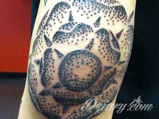 Łokieć to idealne miejsce na niebanalny tatuaż, który dopasowany formą jest do specyfiki tej części ciała. Pajęczyny, równomiernie ułożone okręgi, a czasami niewielka twarz - różnorodność formatów jest imponująca. 