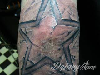 Łokieć to idealne miejsce na niebanalny tatuaż, który dopasowany formą jest do specyfiki tej części ciała. Pajęczyny, równomiernie ułożone okręgi, a czasami niewielka twarz - różnorodność formatów jest imponująca. 