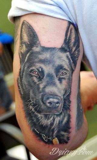 Łokieć to idealne miejsce na niebanalny tatuaż, który dopasowany formą jest do specyfiki tej części ciała. Pajęczyny, równomiernie ułożone okręgi, a czasami niewielka twarz - różnorodność formatów jest imponująca. 