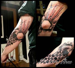 Łokieć to idealne miejsce na niebanalny tatuaż, który dopasowany formą jest do specyfiki tej części ciała. Pajęczyny, równomiernie ułożone okręgi, a czasami niewielka twarz - różnorodność formatów jest imponująca. 