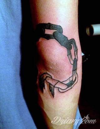 Łokieć to idealne miejsce na niebanalny tatuaż, który dopasowany formą jest do specyfiki tej części ciała. Pajęczyny, równomiernie ułożone okręgi, a czasami niewielka twarz - różnorodność formatów jest imponująca. 