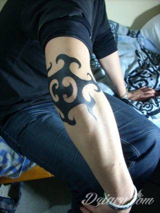 Łokieć to idealne miejsce na niebanalny tatuaż, który dopasowany formą jest do specyfiki tej części ciała. Pajęczyny, równomiernie ułożone okręgi, a czasami niewielka twarz - różnorodność formatów jest imponująca. 