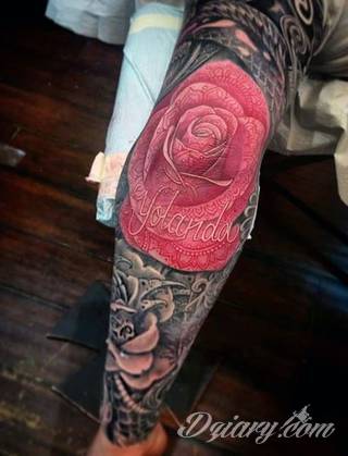 Łokieć to idealne miejsce na niebanalny tatuaż, który dopasowany formą jest do specyfiki tej części ciała. Pajęczyny, równomiernie ułożone okręgi, a czasami niewielka twarz - różnorodność formatów jest imponująca. 