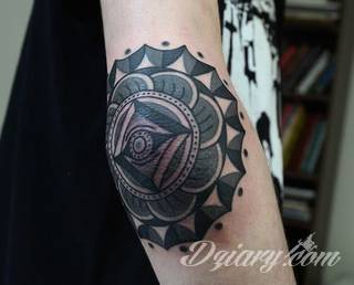 Łokieć to idealne miejsce na niebanalny tatuaż, który dopasowany formą jest do specyfiki tej części ciała. Pajęczyny, równomiernie ułożone okręgi, a czasami niewielka twarz - różnorodność formatów jest imponująca. 