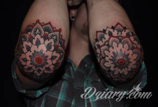 Łokieć to idealne miejsce na niebanalny tatuaż, który dopasowany formą jest do specyfiki tej części ciała. Pajęczyny, równomiernie ułożone okręgi, a czasami niewielka twarz - różnorodność formatów jest imponująca. 