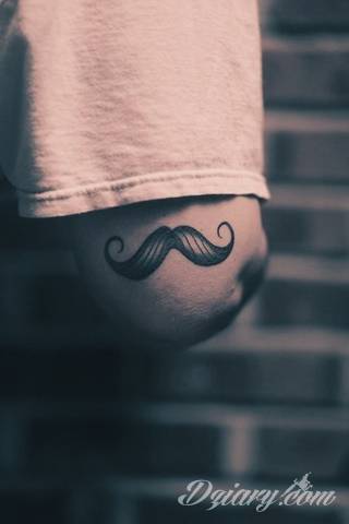 Łokieć to idealne miejsce na niebanalny tatuaż, który dopasowany formą jest do specyfiki tej części ciała. Pajęczyny, równomiernie ułożone okręgi, a czasami niewielka twarz - różnorodność formatów jest imponująca. 