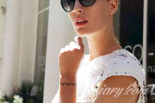 Wzory tatuaży na nadgarstki mogą być zarówno skromne i symboliczne jak i rozbudowane zarówno pod względem formy jak i kolorystyki. Cytaty, niewielkie krzyże, ale też spore koniczyny - wybór jest ogromny. 