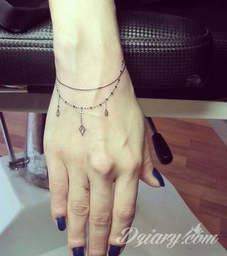 Wzory tatuaży na nadgarstki mogą być zarówno skromne i symboliczne jak i rozbudowane zarówno pod względem formy jak i kolorystyki. Cytaty, niewielkie krzyże, ale też spore koniczyny - wybór jest ogromny. 