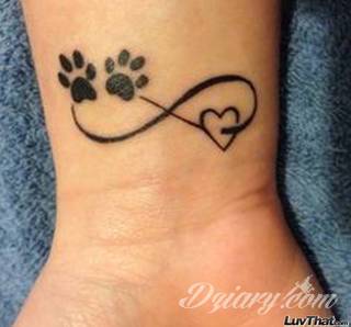 Wzory tatuaży na nadgarstki mogą być zarówno skromne i symboliczne jak i rozbudowane zarówno pod względem formy jak i kolorystyki. Cytaty, niewielkie krzyże, ale też spore koniczyny - wybór jest ogromny. 