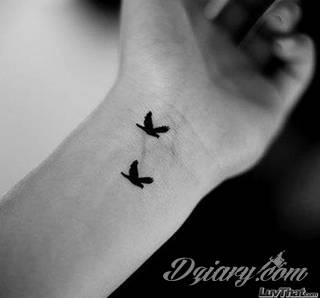 Wzory tatuaży na nadgarstki mogą być zarówno skromne i symboliczne jak i rozbudowane zarówno pod względem formy jak i kolorystyki. Cytaty, niewielkie krzyże, ale też spore koniczyny - wybór jest ogromny. 