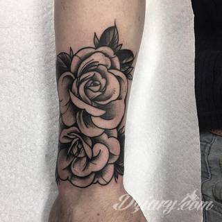 Wzory tatuaży na nadgarstki mogą być zarówno skromne i symboliczne jak i rozbudowane zarówno pod względem formy jak i kolorystyki. Cytaty, niewielkie krzyże, ale też spore koniczyny - wybór jest ogromny. 