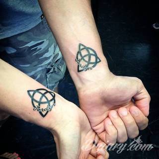 Wzory tatuaży na nadgarstki mogą być zarówno skromne i symboliczne jak i rozbudowane zarówno pod względem formy jak i kolorystyki. Cytaty, niewielkie krzyże, ale też spore koniczyny - wybór jest ogromny. 