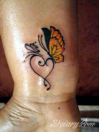 Wzory tatuaży na nadgarstki mogą być zarówno skromne i symboliczne jak i rozbudowane zarówno pod względem formy jak i kolorystyki. Cytaty, niewielkie krzyże, ale też spore koniczyny - wybór jest ogromny. 