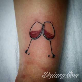 Wzory tatuaży na nadgarstki mogą być zarówno skromne i symboliczne jak i rozbudowane zarówno pod względem formy jak i kolorystyki. Cytaty, niewielkie krzyże, ale też spore koniczyny - wybór jest ogromny. 