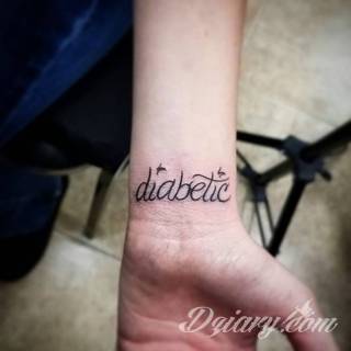 Wzory tatuaży na nadgarstki mogą być zarówno skromne i symboliczne jak i rozbudowane zarówno pod względem formy jak i kolorystyki. Cytaty, niewielkie krzyże, ale też spore koniczyny - wybór jest ogromny. 