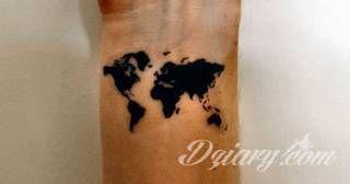 Wzory tatuaży na nadgarstki mogą być zarówno skromne i symboliczne jak i rozbudowane zarówno pod względem formy jak i kolorystyki. Cytaty, niewielkie krzyże, ale też spore koniczyny - wybór jest ogromny. 