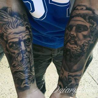 Wzory tatuaży na nadgarstki mogą być zarówno skromne i symboliczne jak i rozbudowane zarówno pod względem formy jak i kolorystyki. Cytaty, niewielkie krzyże, ale też spore koniczyny - wybór jest ogromny. 