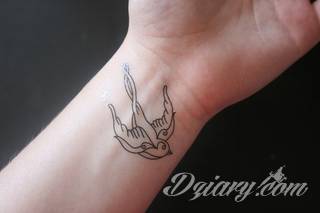 Wzory tatuaży na nadgarstki mogą być zarówno skromne i symboliczne jak i rozbudowane zarówno pod względem formy jak i kolorystyki. Cytaty, niewielkie krzyże, ale też spore koniczyny - wybór jest ogromny. 