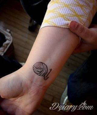 Wzory tatuaży na nadgarstki mogą być zarówno skromne i symboliczne jak i rozbudowane zarówno pod względem formy jak i kolorystyki. Cytaty, niewielkie krzyże, ale też spore koniczyny - wybór jest ogromny. 