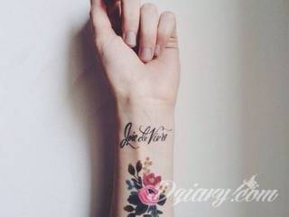 Wzory tatuaży na nadgarstki mogą być zarówno skromne i symboliczne jak i rozbudowane zarówno pod względem formy jak i kolorystyki. Cytaty, niewielkie krzyże, ale też spore koniczyny - wybór jest ogromny. 