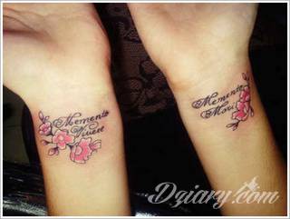 Wzory tatuaży na nadgarstki mogą być zarówno skromne i symboliczne jak i rozbudowane zarówno pod względem formy jak i kolorystyki. Cytaty, niewielkie krzyże, ale też spore koniczyny - wybór jest ogromny. 