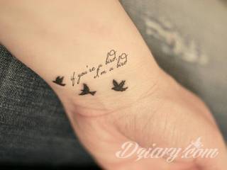 Wzory tatuaży na nadgarstki mogą być zarówno skromne i symboliczne jak i rozbudowane zarówno pod względem formy jak i kolorystyki. Cytaty, niewielkie krzyże, ale też spore koniczyny - wybór jest ogromny. 