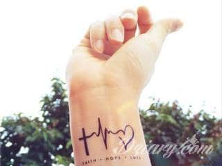 Wzory tatuaży na nadgarstki mogą być zarówno skromne i symboliczne jak i rozbudowane zarówno pod względem formy jak i kolorystyki. Cytaty, niewielkie krzyże, ale też spore koniczyny - wybór jest ogromny. 