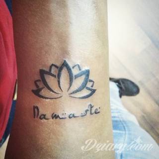 Wzory tatuaży na nadgarstki mogą być zarówno skromne i symboliczne jak i rozbudowane zarówno pod względem formy jak i kolorystyki. Cytaty, niewielkie krzyże, ale też spore koniczyny - wybór jest ogromny. 