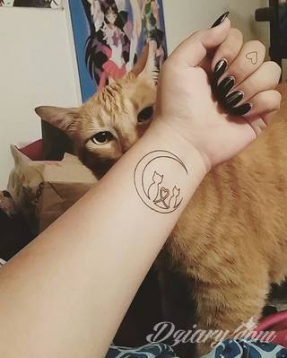 Wzory tatuaży na nadgarstki mogą być zarówno skromne i symboliczne jak i rozbudowane zarówno pod względem formy jak i kolorystyki. Cytaty, niewielkie krzyże, ale też spore koniczyny - wybór jest ogromny. 