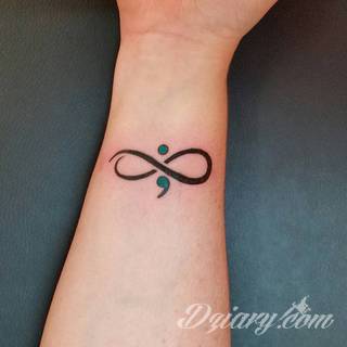 Wzory tatuaży na nadgarstki mogą być zarówno skromne i symboliczne jak i rozbudowane zarówno pod względem formy jak i kolorystyki. Cytaty, niewielkie krzyże, ale też spore koniczyny - wybór jest ogromny. 