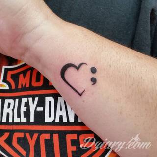 Wzory tatuaży na nadgarstki mogą być zarówno skromne i symboliczne jak i rozbudowane zarówno pod względem formy jak i kolorystyki. Cytaty, niewielkie krzyże, ale też spore koniczyny - wybór jest ogromny. 