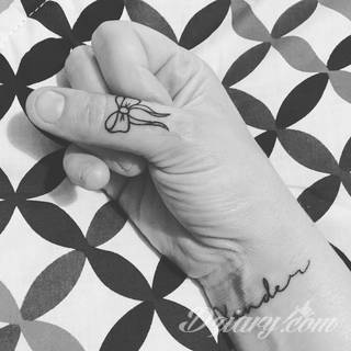 Wzory tatuaży na nadgarstki mogą być zarówno skromne i symboliczne jak i rozbudowane zarówno pod względem formy jak i kolorystyki. Cytaty, niewielkie krzyże, ale też spore koniczyny - wybór jest ogromny. 