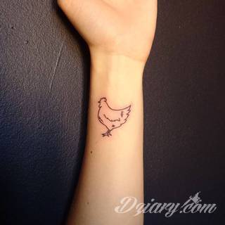 Wzory tatuaży na nadgarstki mogą być zarówno skromne i symboliczne jak i rozbudowane zarówno pod względem formy jak i kolorystyki. Cytaty, niewielkie krzyże, ale też spore koniczyny - wybór jest ogromny. 