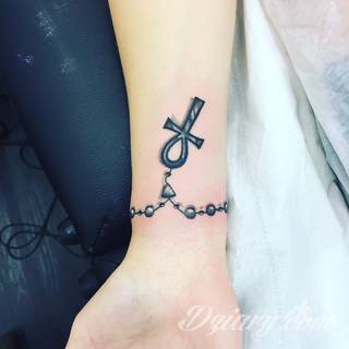 Wzory tatuaży na nadgarstki mogą być zarówno skromne i symboliczne jak i rozbudowane zarówno pod względem formy jak i kolorystyki. Cytaty, niewielkie krzyże, ale też spore koniczyny - wybór jest ogromny. 