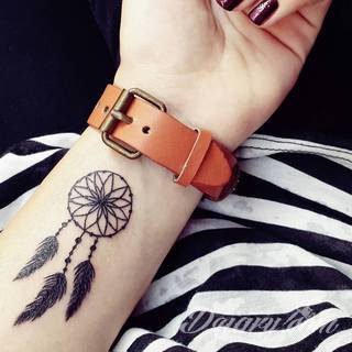 Wzory tatuaży na nadgarstki mogą być zarówno skromne i symboliczne jak i rozbudowane zarówno pod względem formy jak i kolorystyki. Cytaty, niewielkie krzyże, ale też spore koniczyny - wybór jest ogromny. 