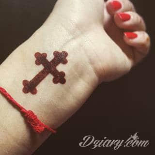 Wzory tatuaży na nadgarstki mogą być zarówno skromne i symboliczne jak i rozbudowane zarówno pod względem formy jak i kolorystyki. Cytaty, niewielkie krzyże, ale też spore koniczyny - wybór jest ogromny. 