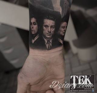 Wzory tatuaży na nadgarstki mogą być zarówno skromne i symboliczne jak i rozbudowane zarówno pod względem formy jak i kolorystyki. Cytaty, niewielkie krzyże, ale też spore koniczyny - wybór jest ogromny. 