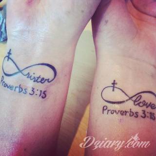 Wzory tatuaży na nadgarstki mogą być zarówno skromne i symboliczne jak i rozbudowane zarówno pod względem formy jak i kolorystyki. Cytaty, niewielkie krzyże, ale też spore koniczyny - wybór jest ogromny. 