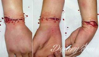 Wzory tatuaży na nadgarstki mogą być zarówno skromne i symboliczne jak i rozbudowane zarówno pod względem formy jak i kolorystyki. Cytaty, niewielkie krzyże, ale też spore koniczyny - wybór jest ogromny. 