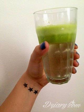 Wzory tatuaży na nadgarstki mogą być zarówno skromne i symboliczne jak i rozbudowane zarówno pod względem formy jak i kolorystyki. Cytaty, niewielkie krzyże, ale też spore koniczyny - wybór jest ogromny. 