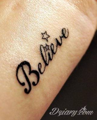 Wzory tatuaży na nadgarstki mogą być zarówno skromne i symboliczne jak i rozbudowane zarówno pod względem formy jak i kolorystyki. Cytaty, niewielkie krzyże, ale też spore koniczyny - wybór jest ogromny. 