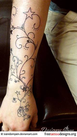 Wzory tatuaży na nadgarstki mogą być zarówno skromne i symboliczne jak i rozbudowane zarówno pod względem formy jak i kolorystyki. Cytaty, niewielkie krzyże, ale też spore koniczyny - wybór jest ogromny. 