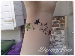 Wzory tatuaży na nadgarstki mogą być zarówno skromne i symboliczne jak i rozbudowane zarówno pod względem formy jak i kolorystyki. Cytaty, niewielkie krzyże, ale też spore koniczyny - wybór jest ogromny. 